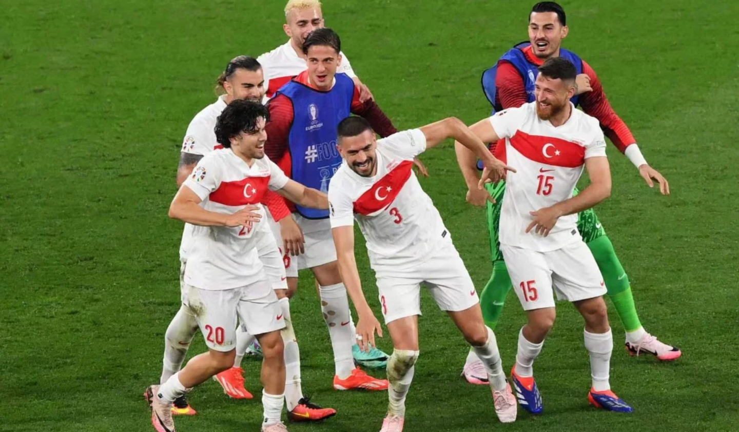 奥地利队翻盘日本队，梁靖崑统治全场