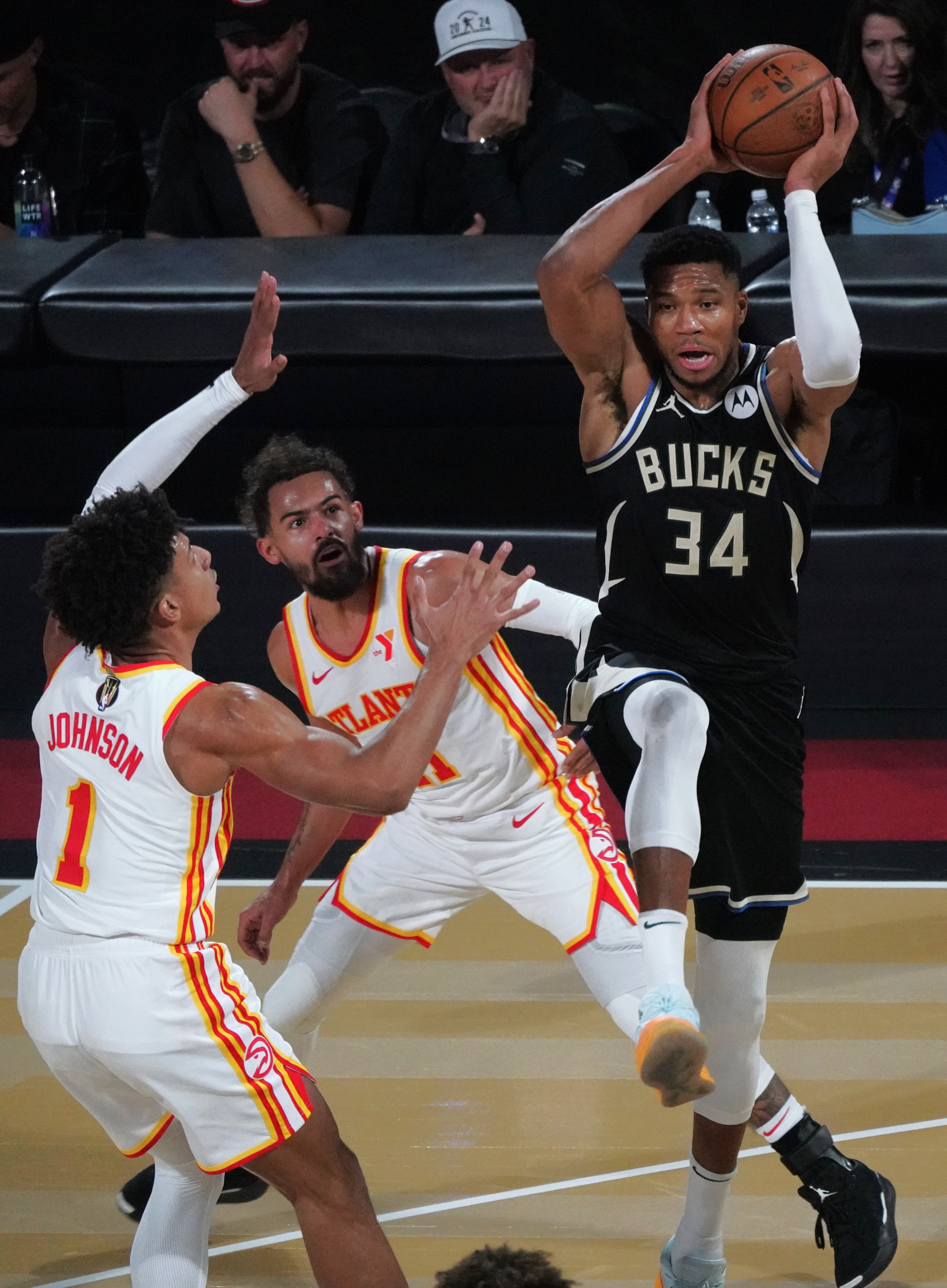 雄鹿轻取凯尔特人，布伦森高光表现