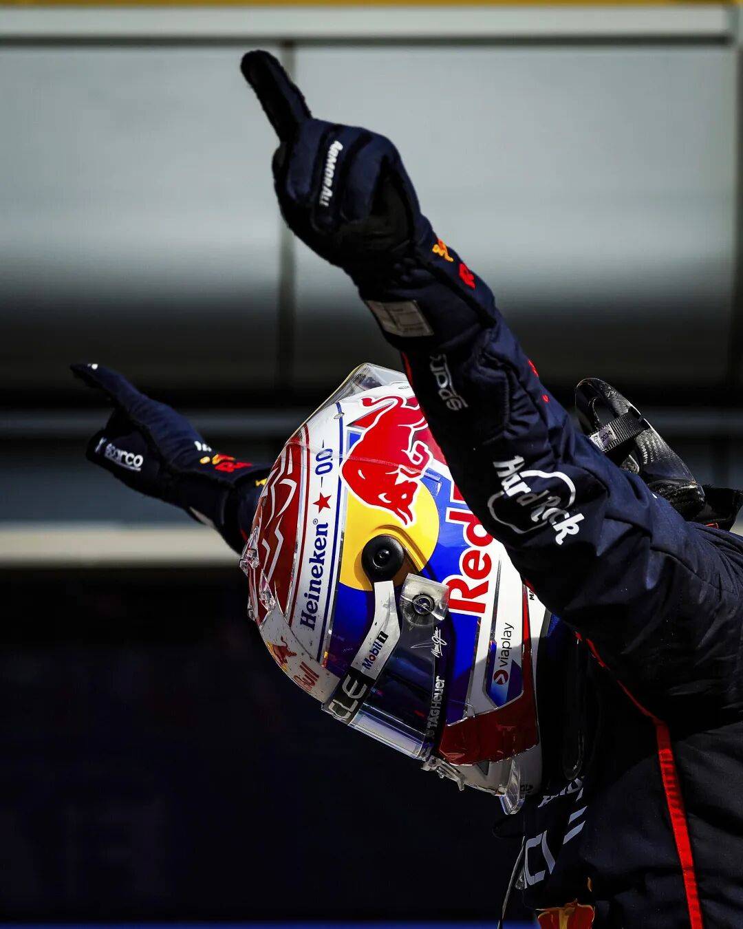 红牛车队绝杀红牛二队，皮亚斯特里点燃赛场