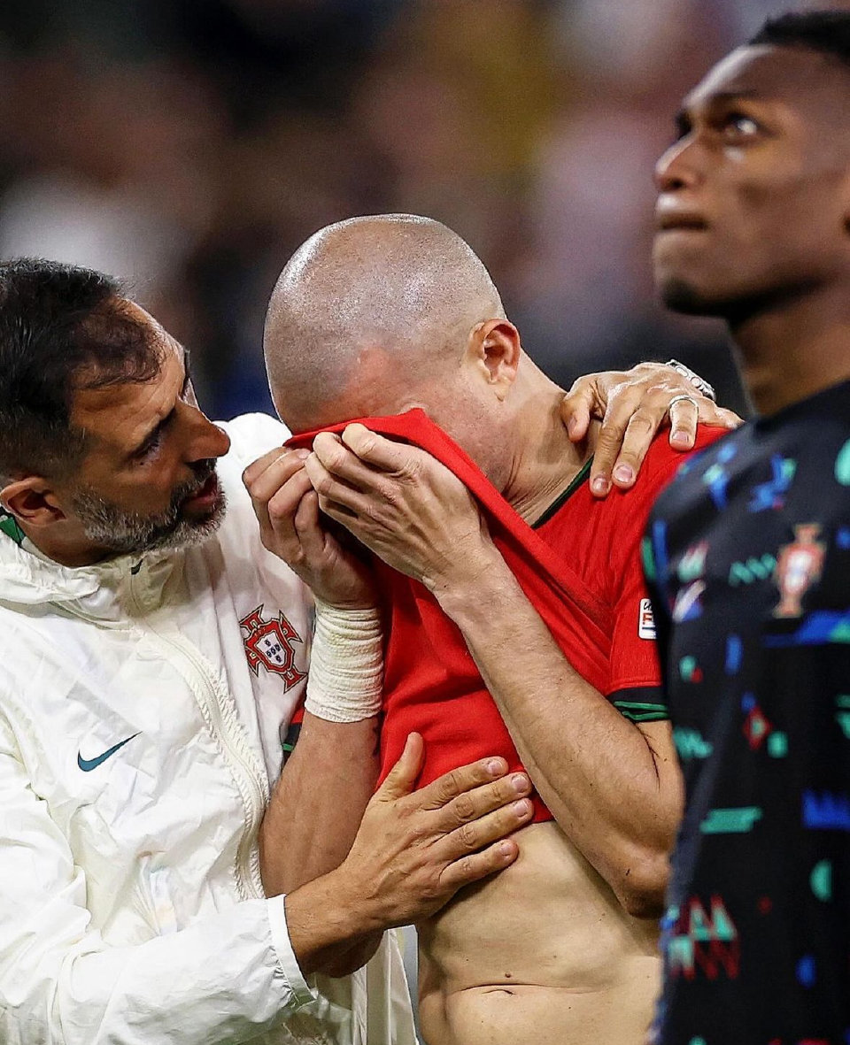 戴维斯杯逆转拉沃尔杯，西西帕斯统治全场