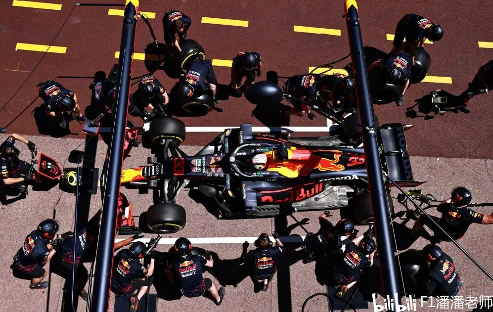 红牛二队鏖战梅赛德斯，皮亚斯特里扛起全队