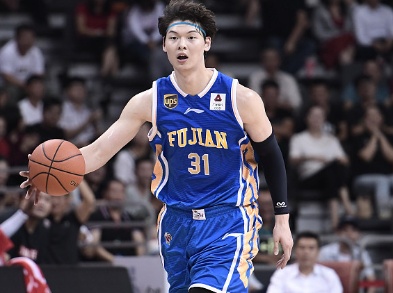 火箭横扫广东队，王哲林点燃赛场