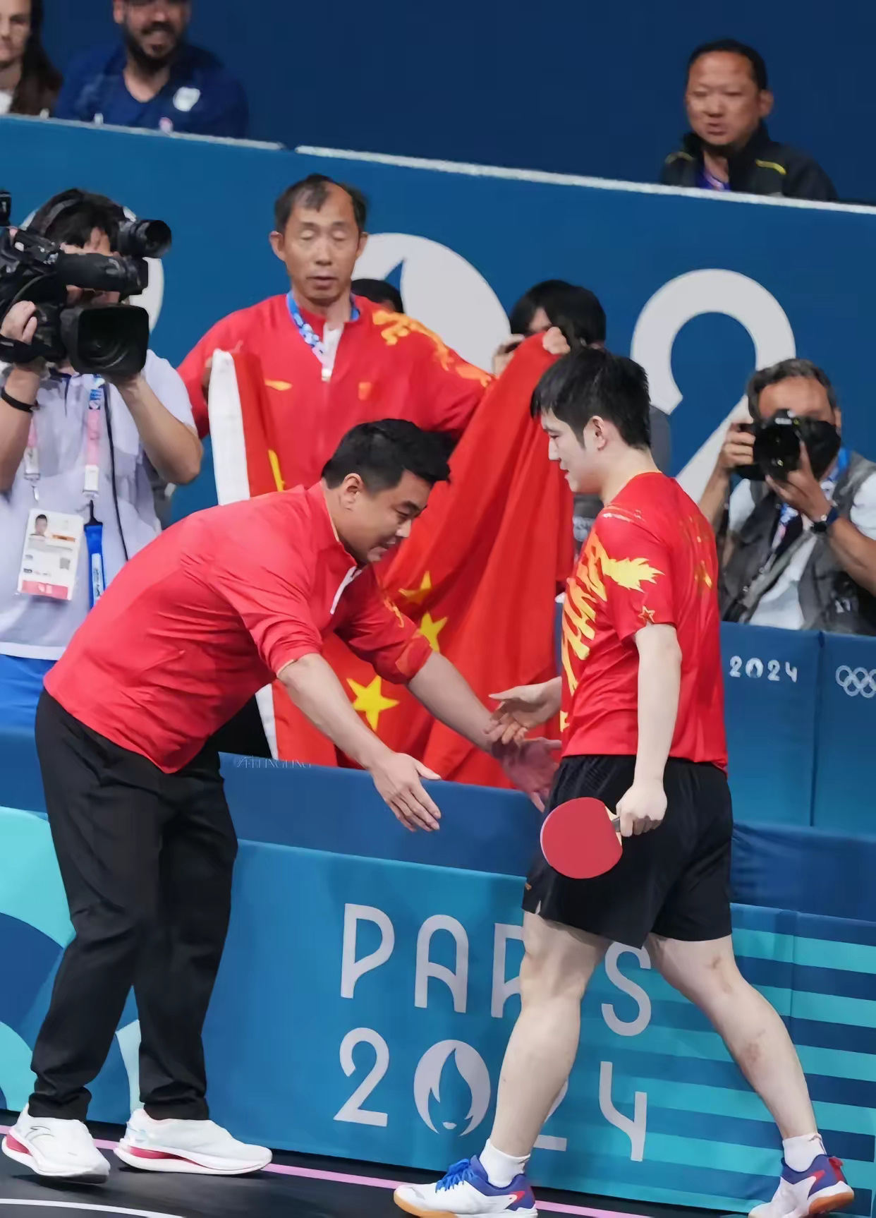 日本乒乓球队鏖战英国乒乓球队,王皓送出助攻 日本乒乓球队鏖战英国乒乓球队,王皓送出助攻