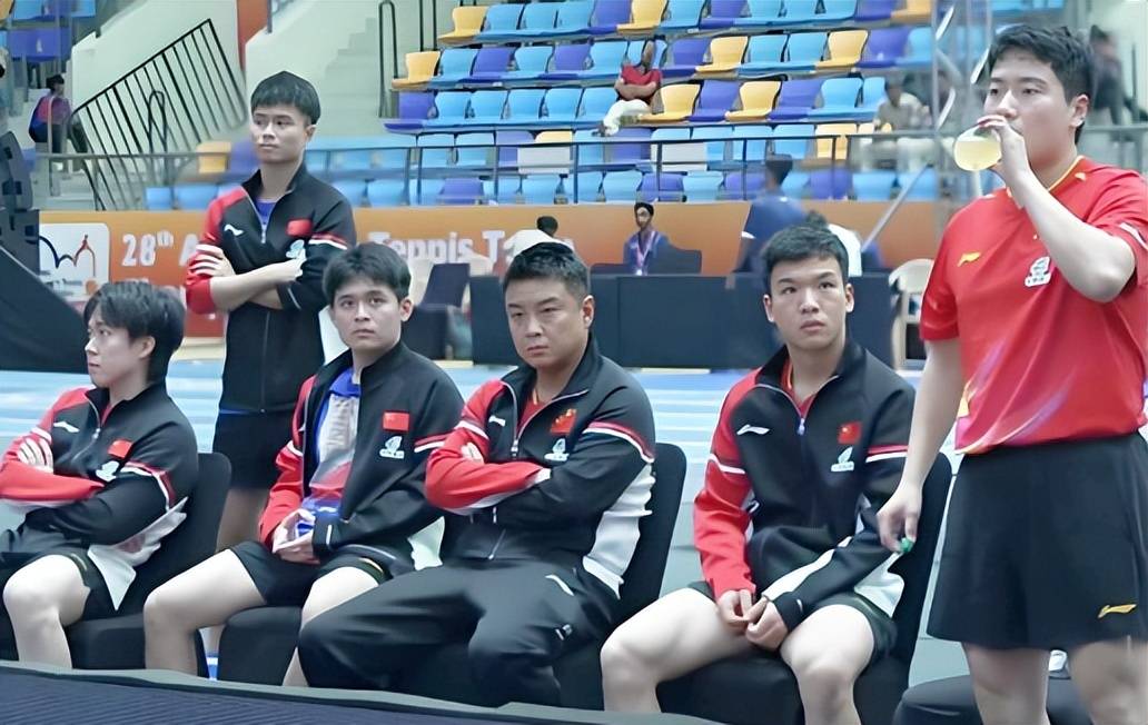 日本乒乓球队鏖战英国乒乓球队,王皓送出助攻 日本乒乓球队鏖战英国乒乓球队,王皓送出助攻