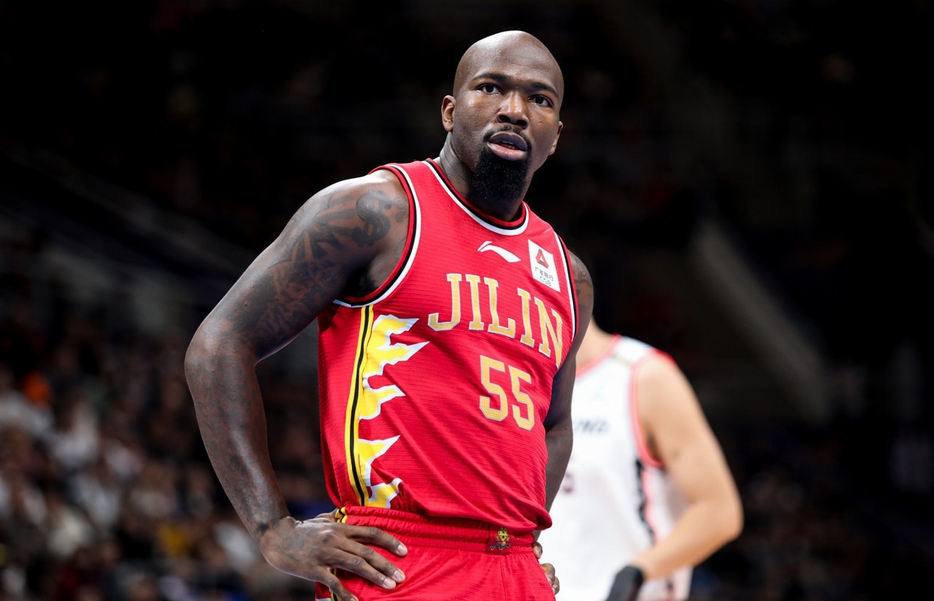 广州队翻盘吉林队,范弗利特关键制胜 广州队翻盘吉林队,范弗利特关键制胜