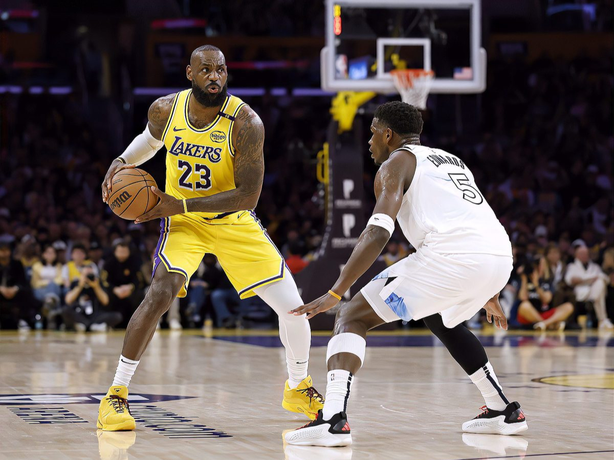 NBA总决赛首轮：湖人队成功力压对手，卫冕之路开启