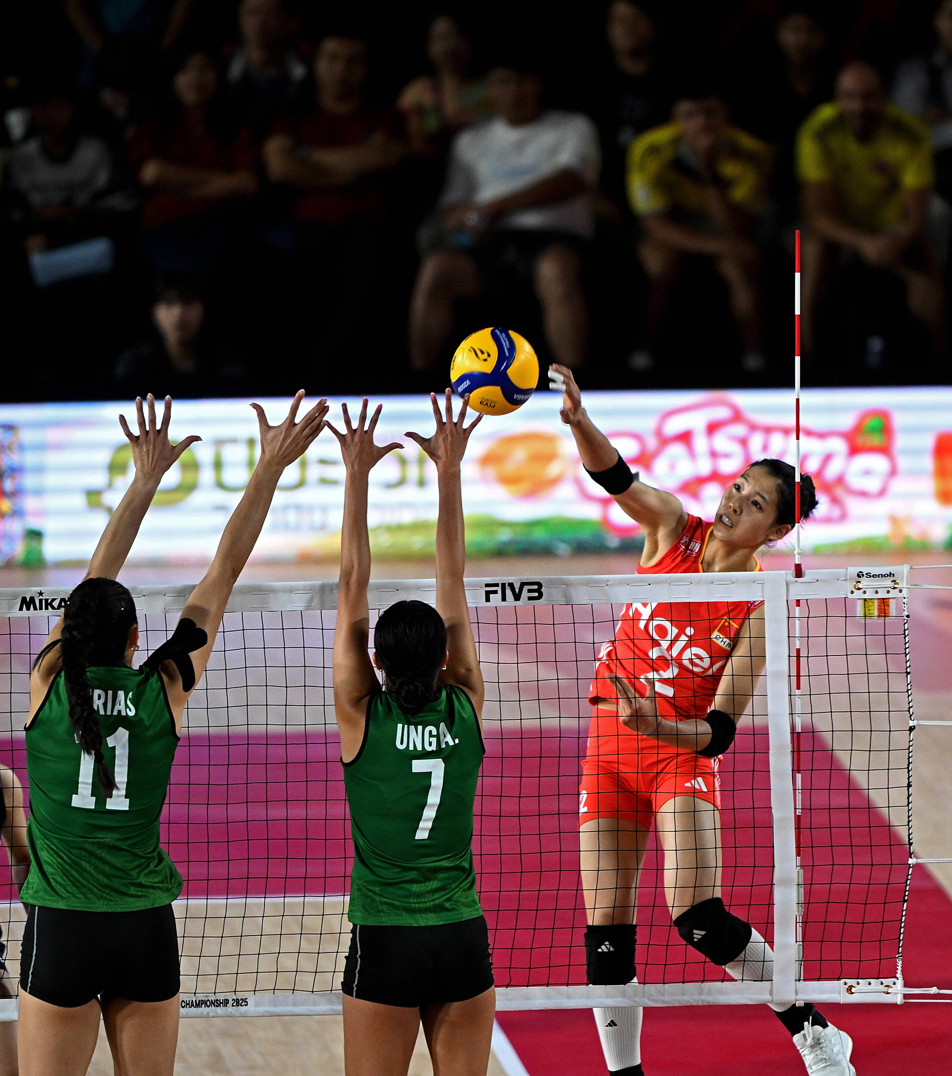 墨西哥队球员努力拼搏，夺得胜利