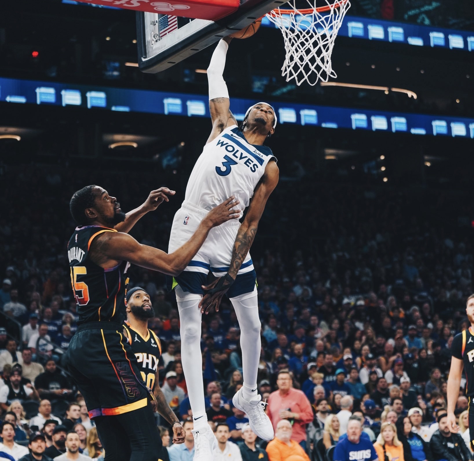 森林狼防守稳固，完美守住主场优势