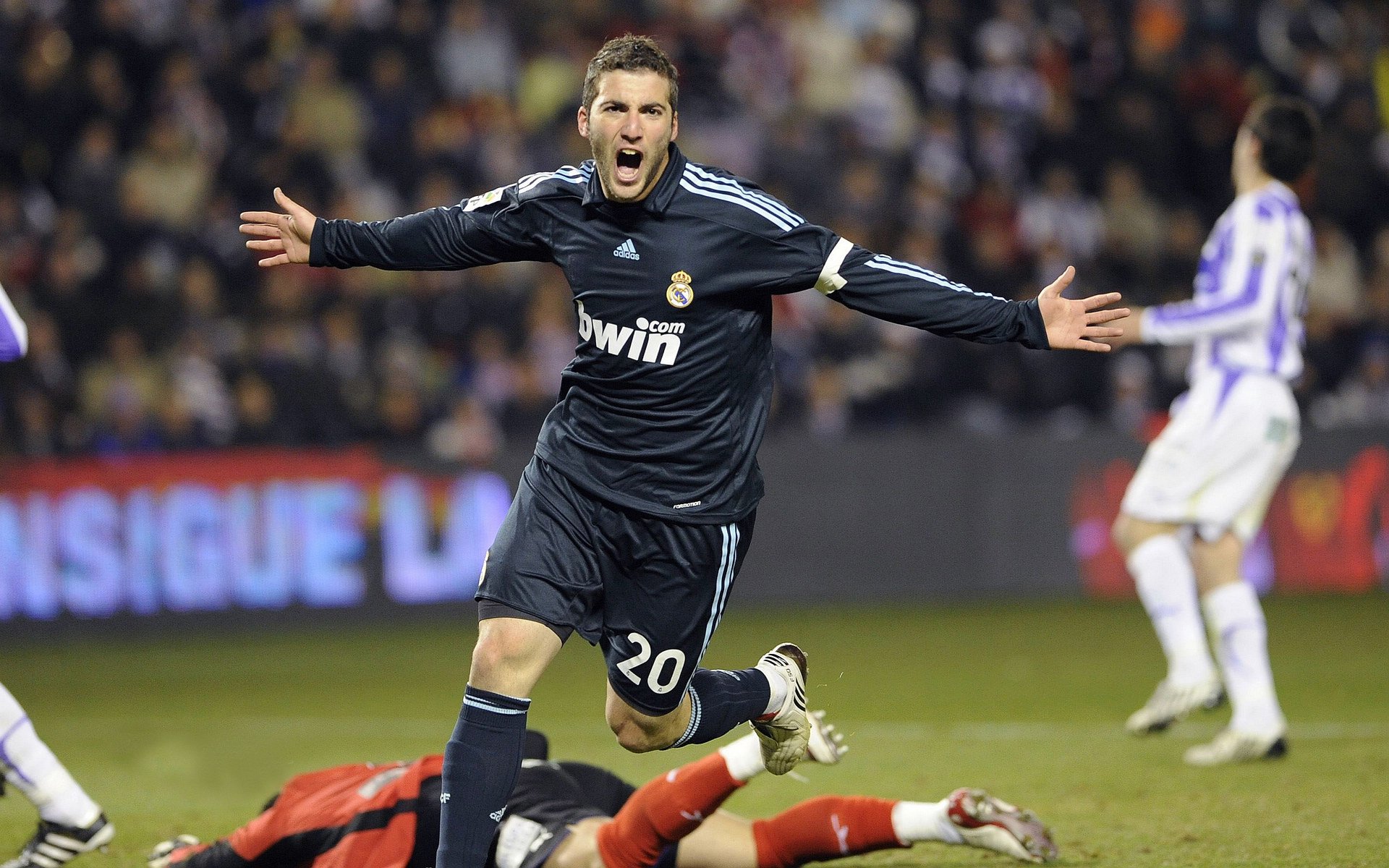 火箭踏平雄鹿，德甲争冠战焦点战，跨越体育的胜利哲学