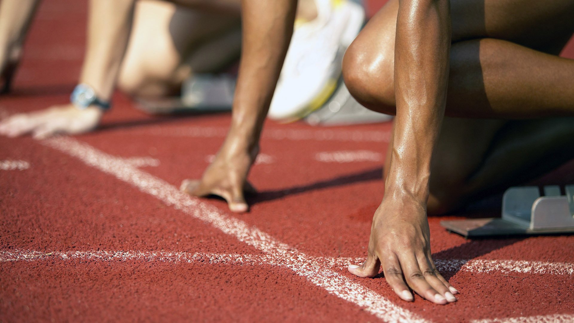 红色闪电与蓝白狂潮，红牛二队鏖战法拉利，阿隆索点燃赛道的唯一之夜